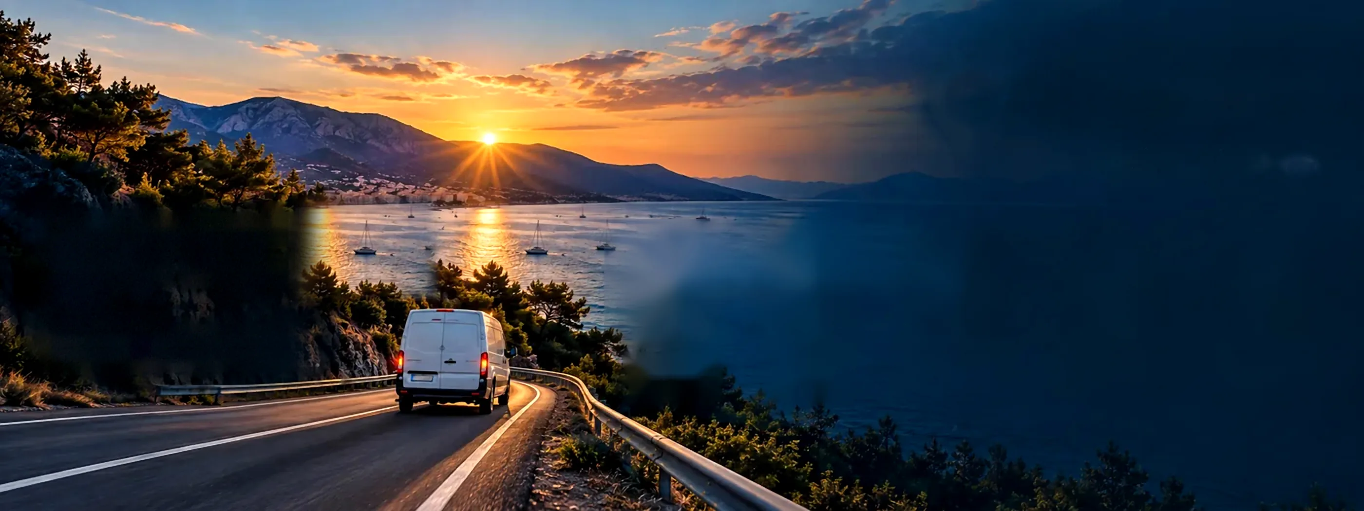 Un utilitaire d’intervention sur une route côtière du Var, au coucher du soleil
